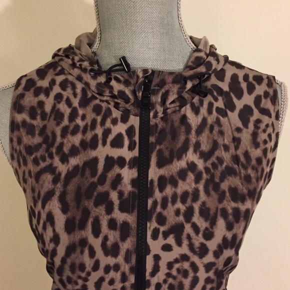 VINCE CAMUTO - Leopard Print Hooded Cargo Vest - Picture 6 of 10